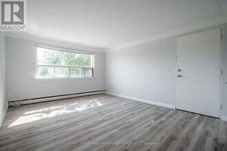 2161 Ghent Ave in Burlington, ON - Building Photo - Building Photo