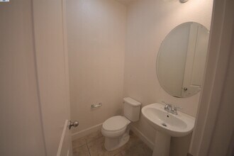 5530 Esprit Way in Dublin, CA - Building Photo - Building Photo