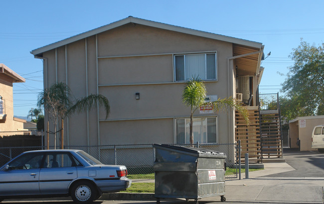 214-220 Vecino Dr in Covina, CA - Foto de edificio - Building Photo