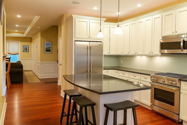 property at 776 E 4th St