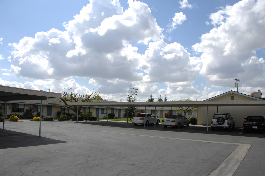 Village Lane Apartments in Kingsburg, CA - Building Photo