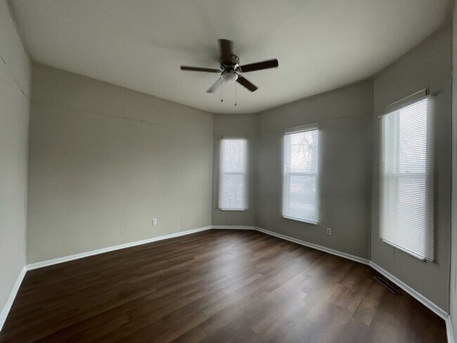 1021 N Sherman Ave in Springfield, MO - Foto de edificio - Building Photo