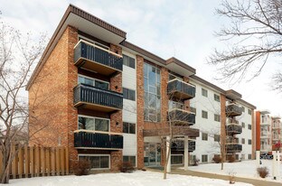 10320 113th St NW in Edmonton, AB - Building Photo