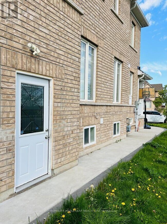 14 Nightland Ct in Brampton, ON - Building Photo - Building Photo