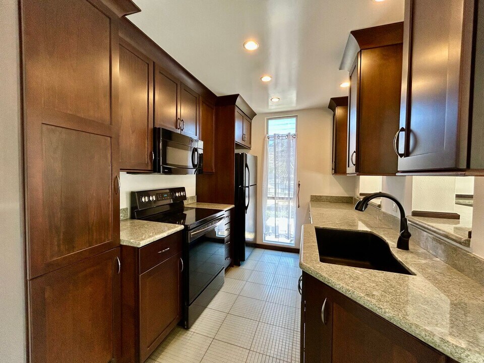 6455 La Jolla Blvd in San Diego, CA - Building Photo