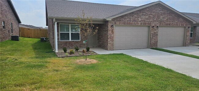 6810 Toby St in Bentonville, AR - Building Photo - Building Photo