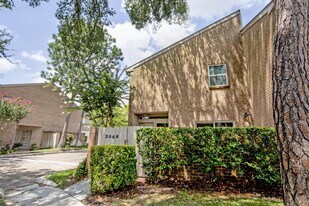 2066 Augusta Dr in Houston, TX - Building Photo