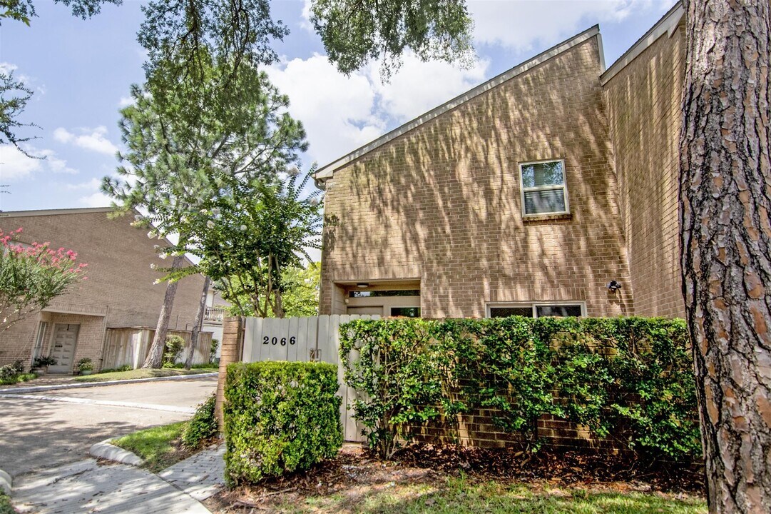 2066 Augusta Dr in Houston, TX - Building Photo