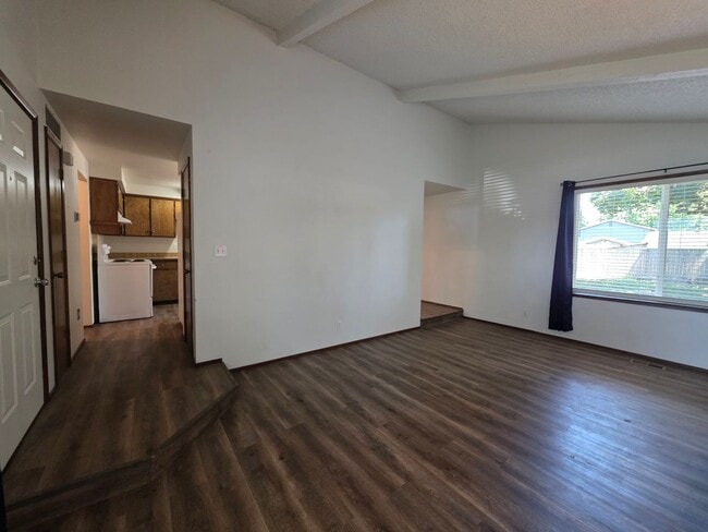 253 S 40th Pl in Springfield, OR - Foto de edificio - Building Photo