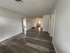 2631 NW 25th St in Fort Lauderdale, FL - Foto de edificio - Building Photo