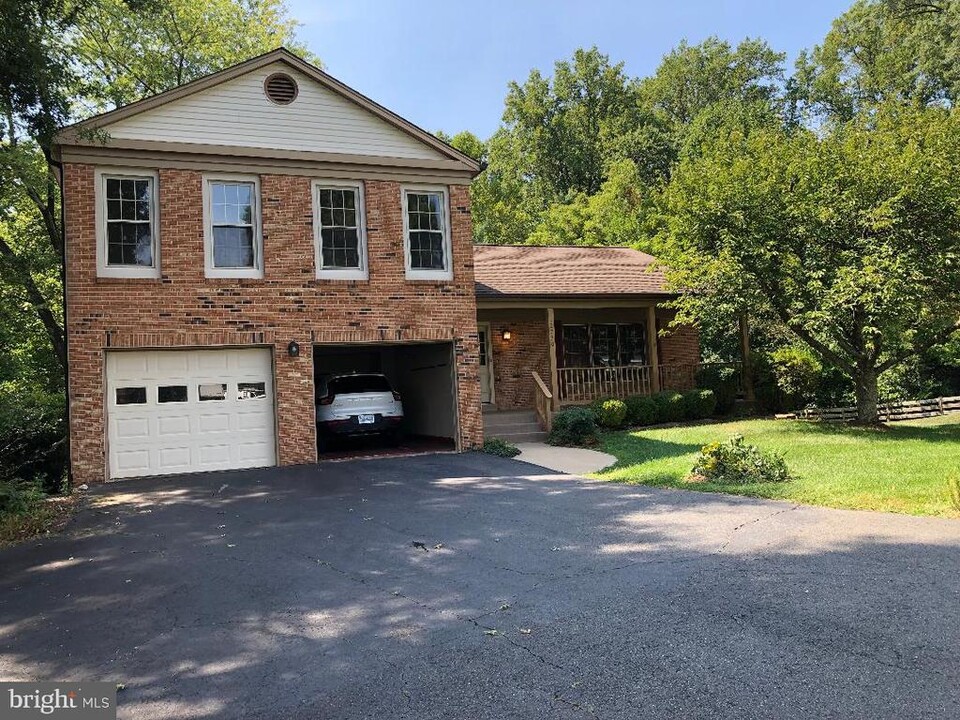 12779 Flat Meadow Ln in Herndon, VA - Building Photo