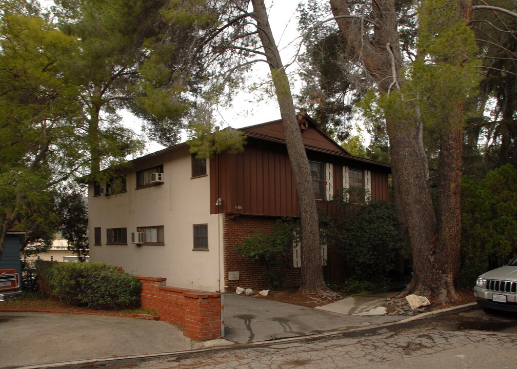 11926 Laurelwood Dr in Studio City, CA - Foto de edificio