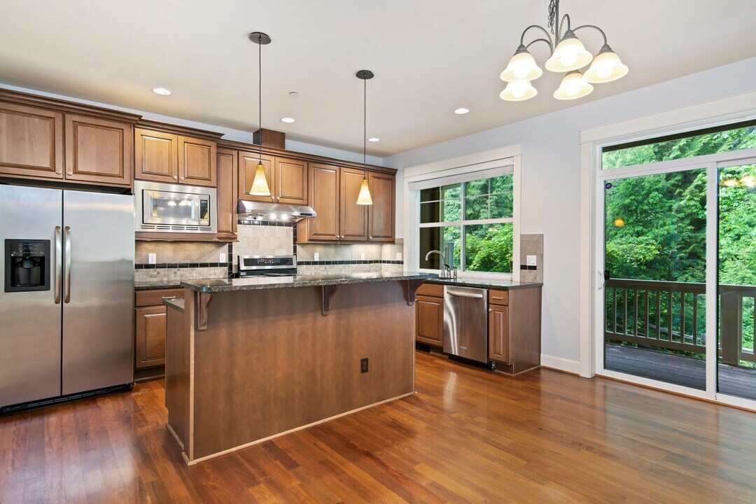 2016 NW Talus Dr in Issaquah, WA - Building Photo
