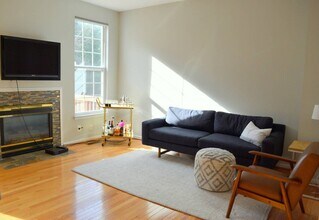 11413 Sunflower Lane, Unit 12x12 Bedroom in Fairfax, VA - Foto de edificio - Building Photo
