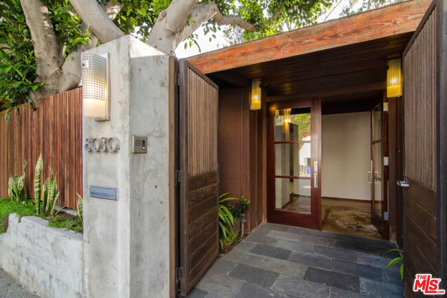 8030 Highland Trail in Los Angeles, CA - Building Photo - Building Photo