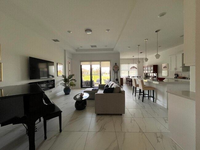 5663 St Armands Way in Westlake, FL - Building Photo - Building Photo