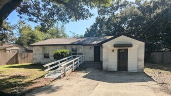 121 Rue Max St in Pensacola, FL - Building Photo