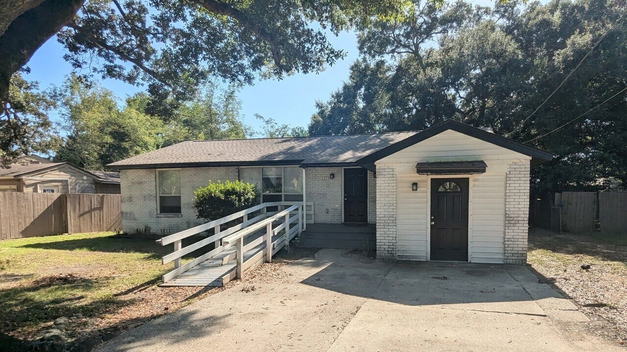 121 Rue Max St in Pensacola, FL - Building Photo