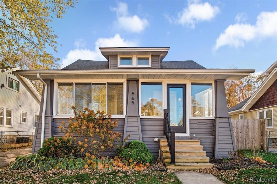 565 W Saratoga St in Ferndale, MI - Foto de edificio