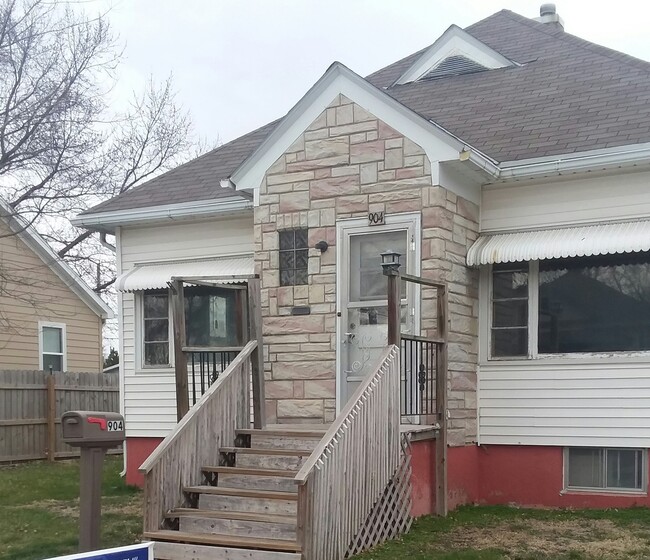 property at 904 S Kimball St
