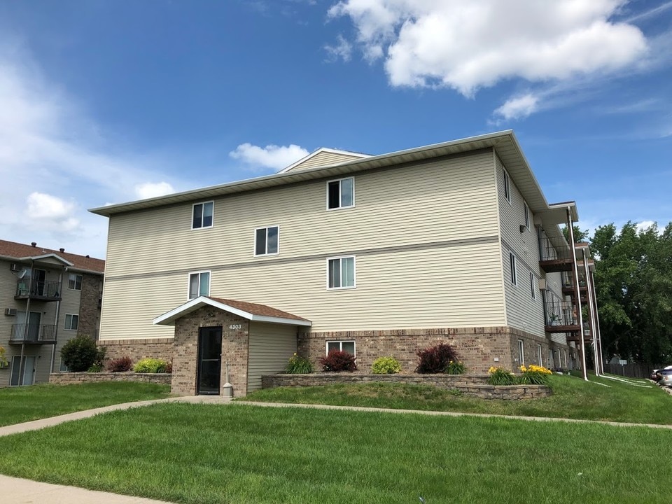 Parkwest I Apartments in Fargo, ND - Building Photo
