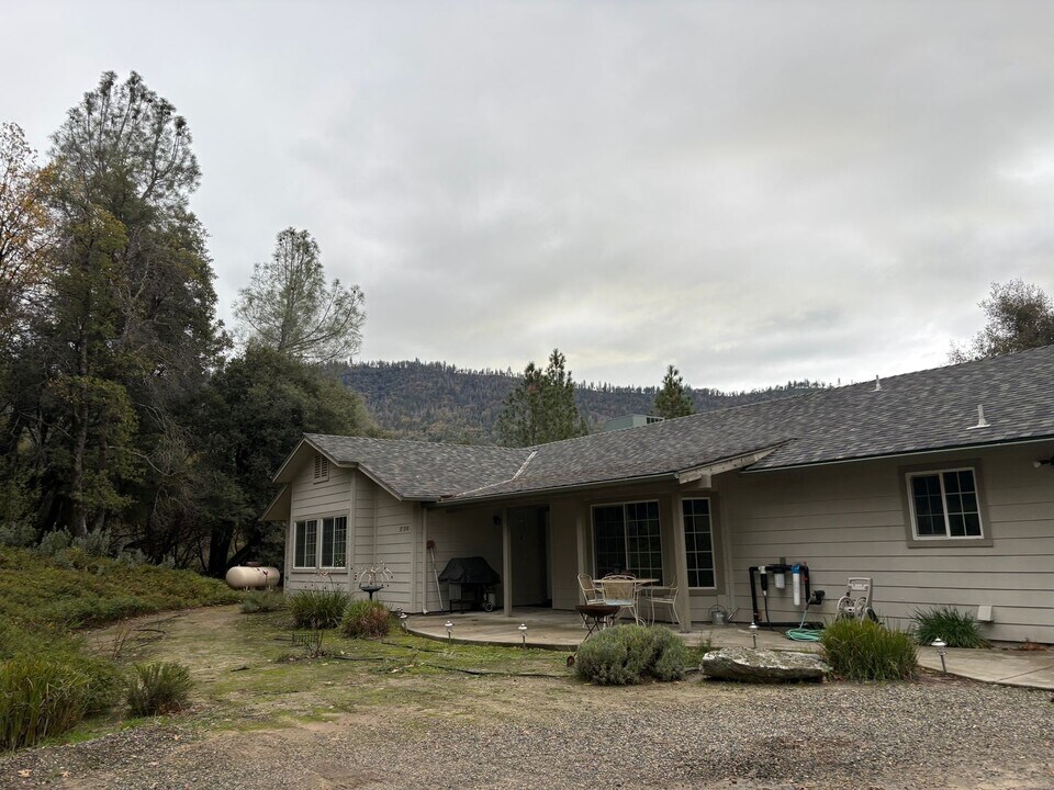 37550 Mountain Lakes Rd in Oakhurst, CA - Building Photo