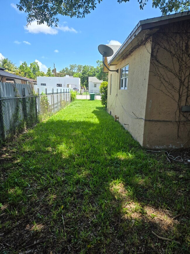 1951 NW 49th St in Miami, FL - Building Photo - Building Photo