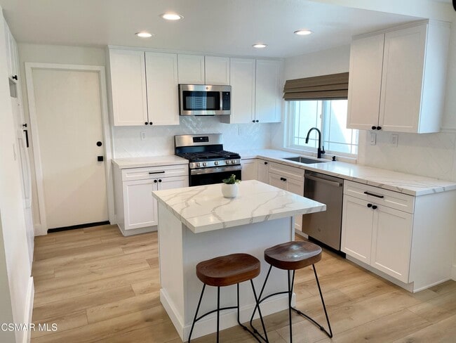 382 Aristotle St in Simi Valley, CA - Building Photo - Building Photo