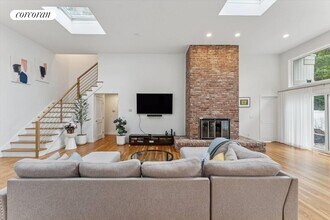 14 Woodland Ln in Quogue, NY - Building Photo - Building Photo