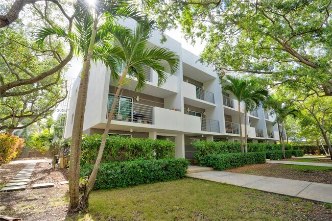 7541 SW 61st Ave in South Miami, FL - Building Photo - Building Photo
