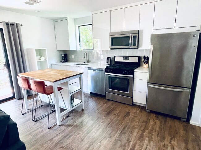 1905 Holly St, Unit B in Austin, TX - Building Photo - Building Photo