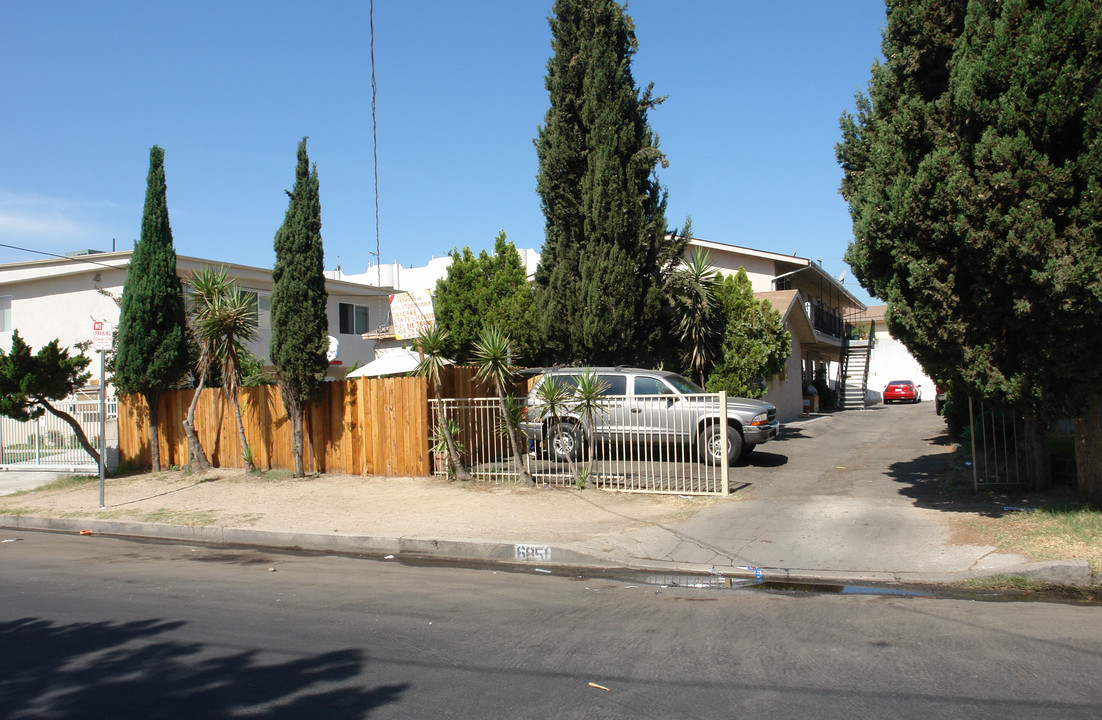 6851 Agnes Ave in North Hollywood, CA - Foto de edificio