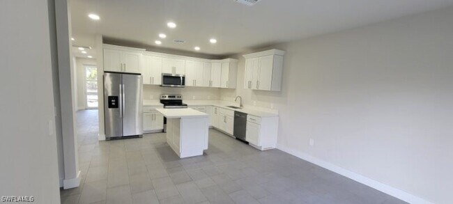 5004 Jones Dr in Lehigh Acres, FL - Building Photo - Building Photo