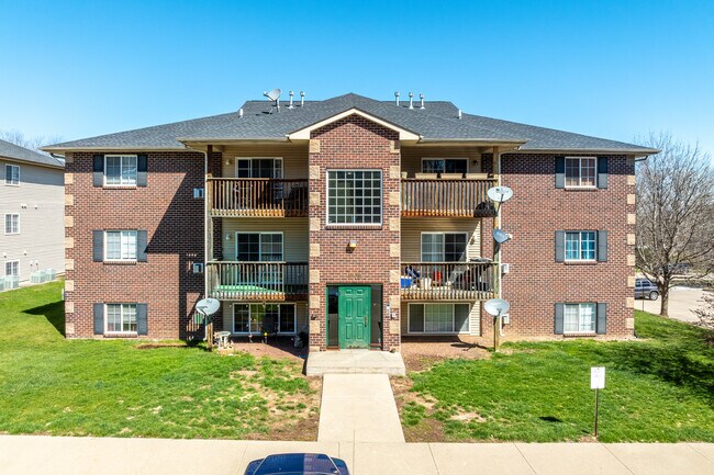 5908-5924 Sutton Dr in Urbandale, IA - Building Photo - Building Photo