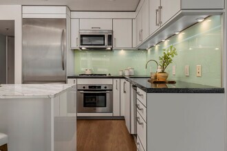 301 Main St, Unit 6F in San Francisco, CA - Building Photo - Building Photo