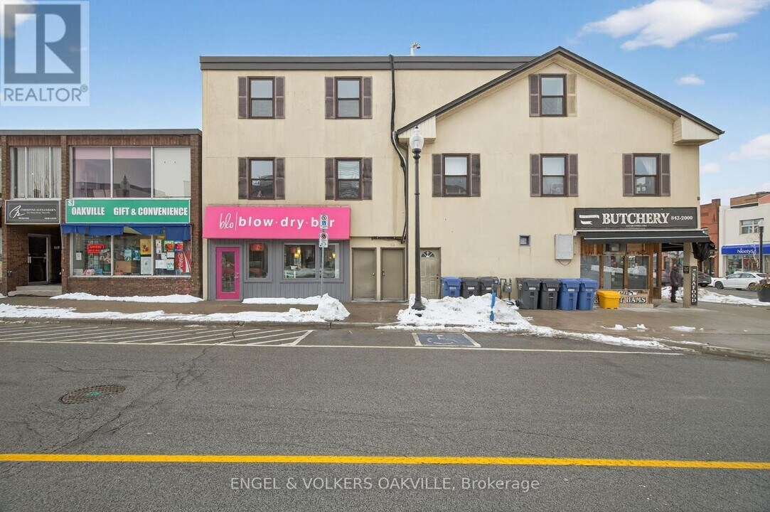 103 Thomas St in Oakville, ON - Building Photo