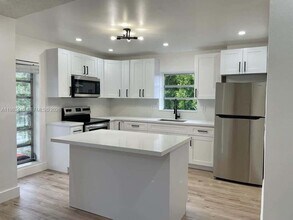 4725 NW 7th St in Miami, FL - Building Photo - Building Photo
