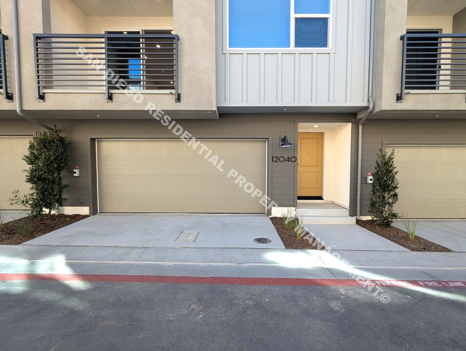 12040 Riley Ln in San Diego, CA - Building Photo