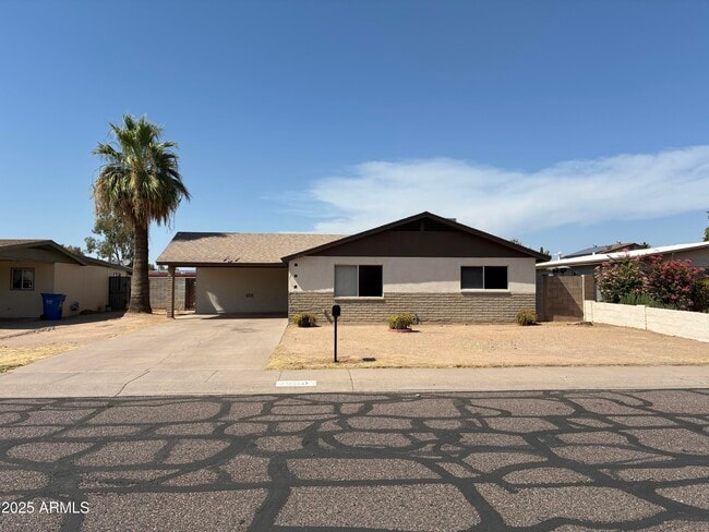 property at 2930 W Laurel Ln