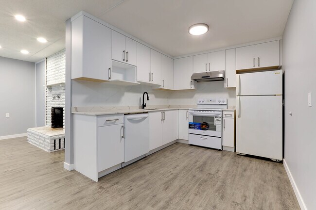 809 Duthie Ave in Burnaby, BC - Building Photo - Building Photo