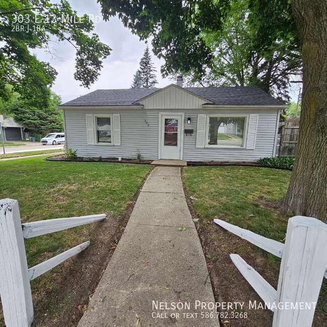 303 E Thirteen Mile Rd in Royal Oak, MI - Building Photo - Building Photo