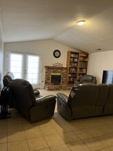 2427 Cherrywood Ct in Hanford, CA - Building Photo - Building Photo