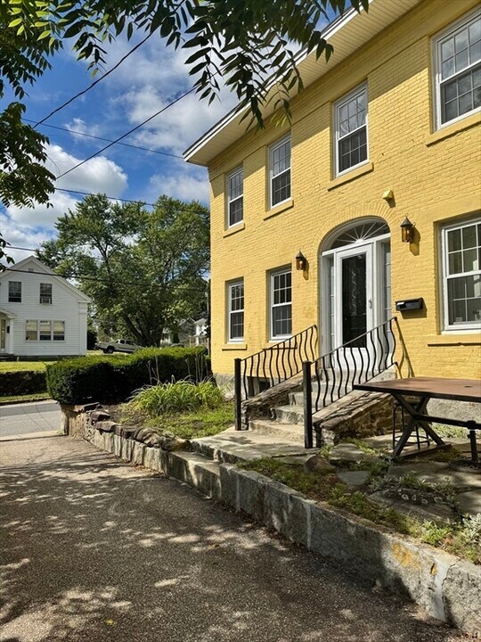 22 School St in Southbridge, MA - Building Photo