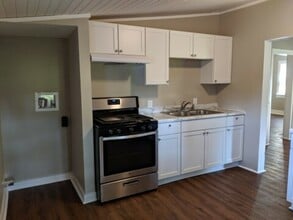 327 Taylor St in Pecatonica, IL - Foto de edificio - Building Photo