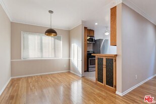 1333 S Ogden Dr in Los Angeles, CA - Building Photo