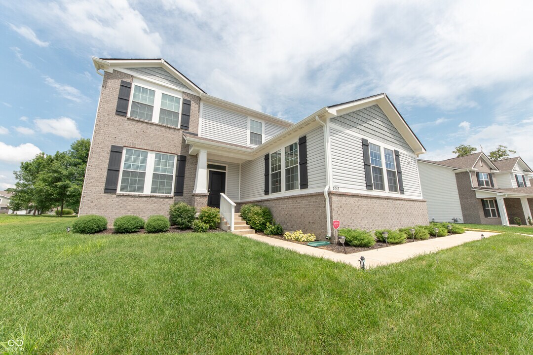 7042 Pinnacle Dr in Columbus, IN - Building Photo