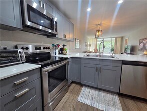 9410 Poinciana Pl in Davie, FL - Foto de edificio - Building Photo