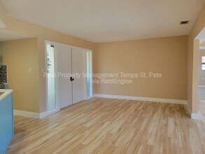 1985 Cove Dr in Largo, FL - Building Photo - Building Photo