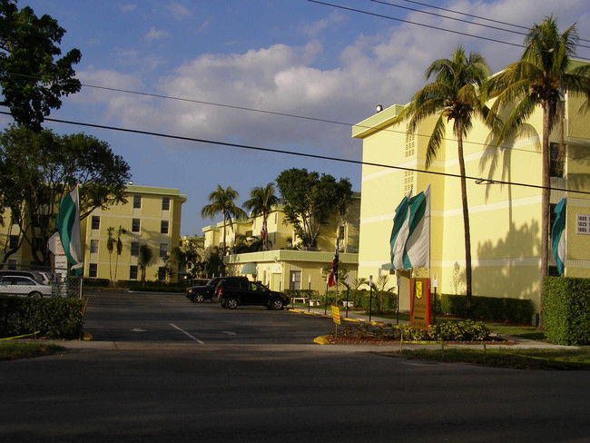 Cambridge House in Hialeah, FL - Building Photo - Building Photo