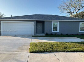 682 NW Floresta Dr in Port St. Lucie, FL - Building Photo